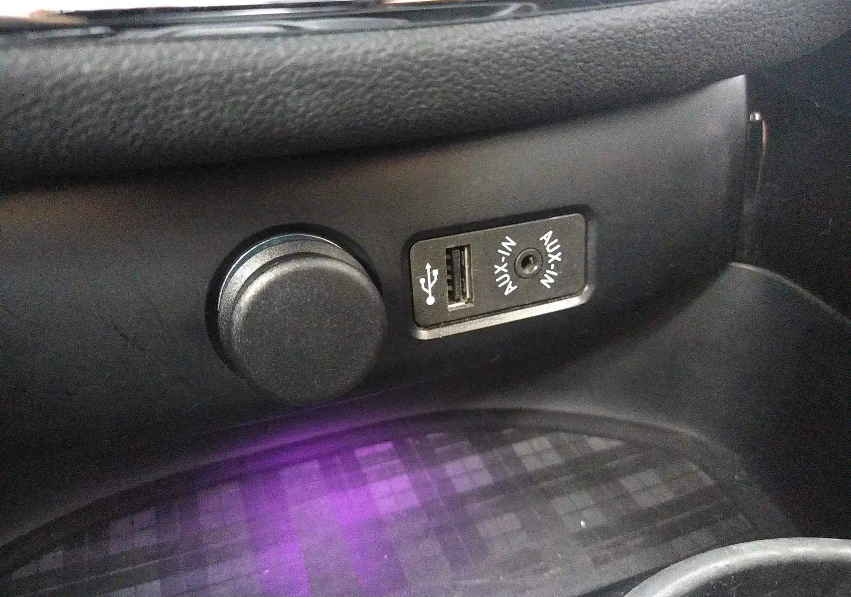 Prise USB et entrée auxiliaire en gros plan dans l'habitacle noir d'une MINI CLUBMAN F54 Silver Metal de 2017.