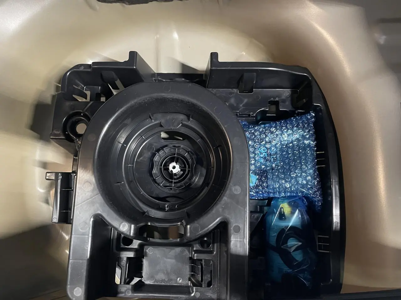 Vue rapprochée du coffre beige clair de la Citroën C3 2024 montrant le rangement sous plancher avec kit de dépannage.