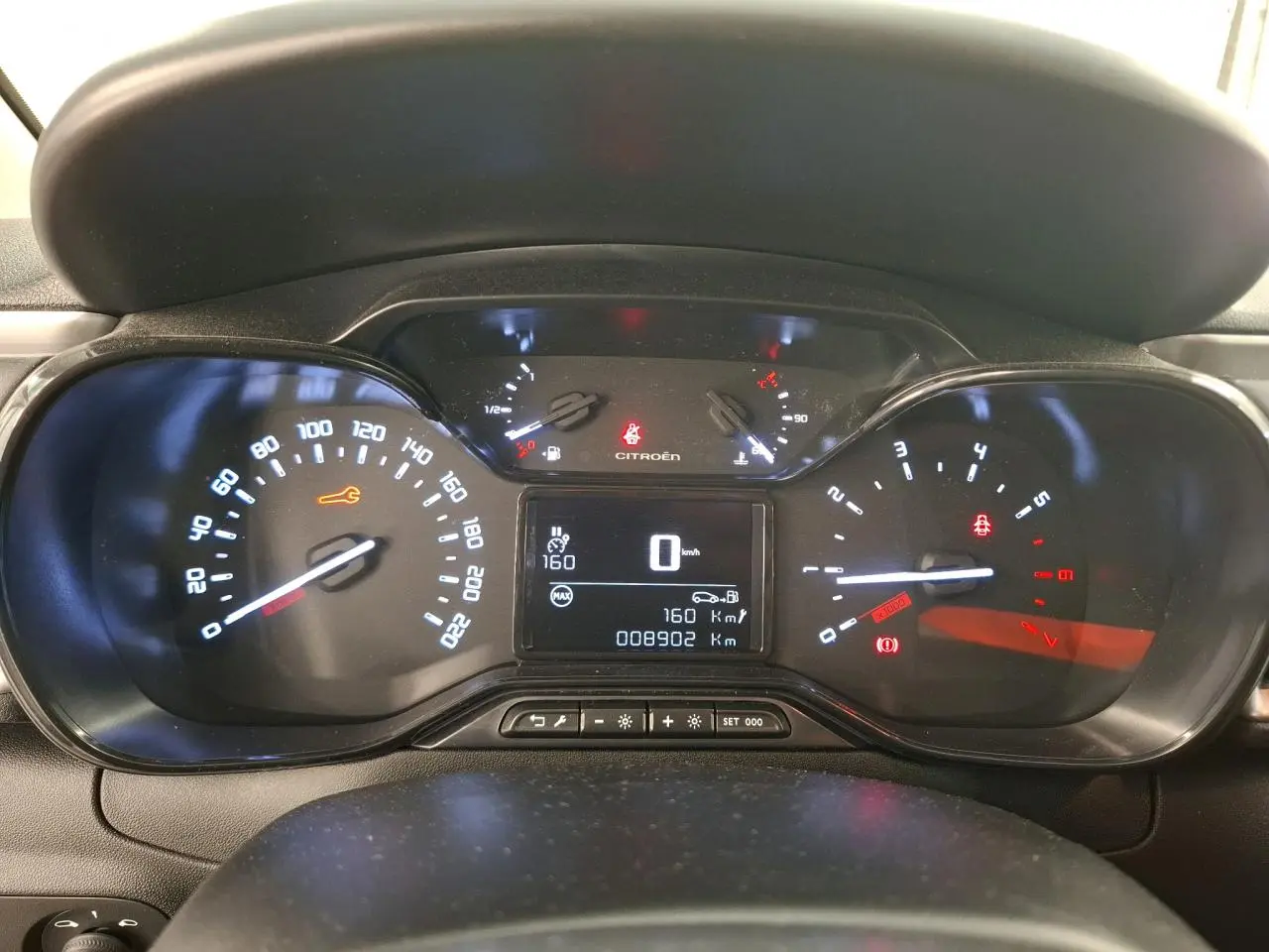 Tableau de bord de Citroën C3 2024 montrant compteur vitesse, compte-tours et écran digital central allumé.