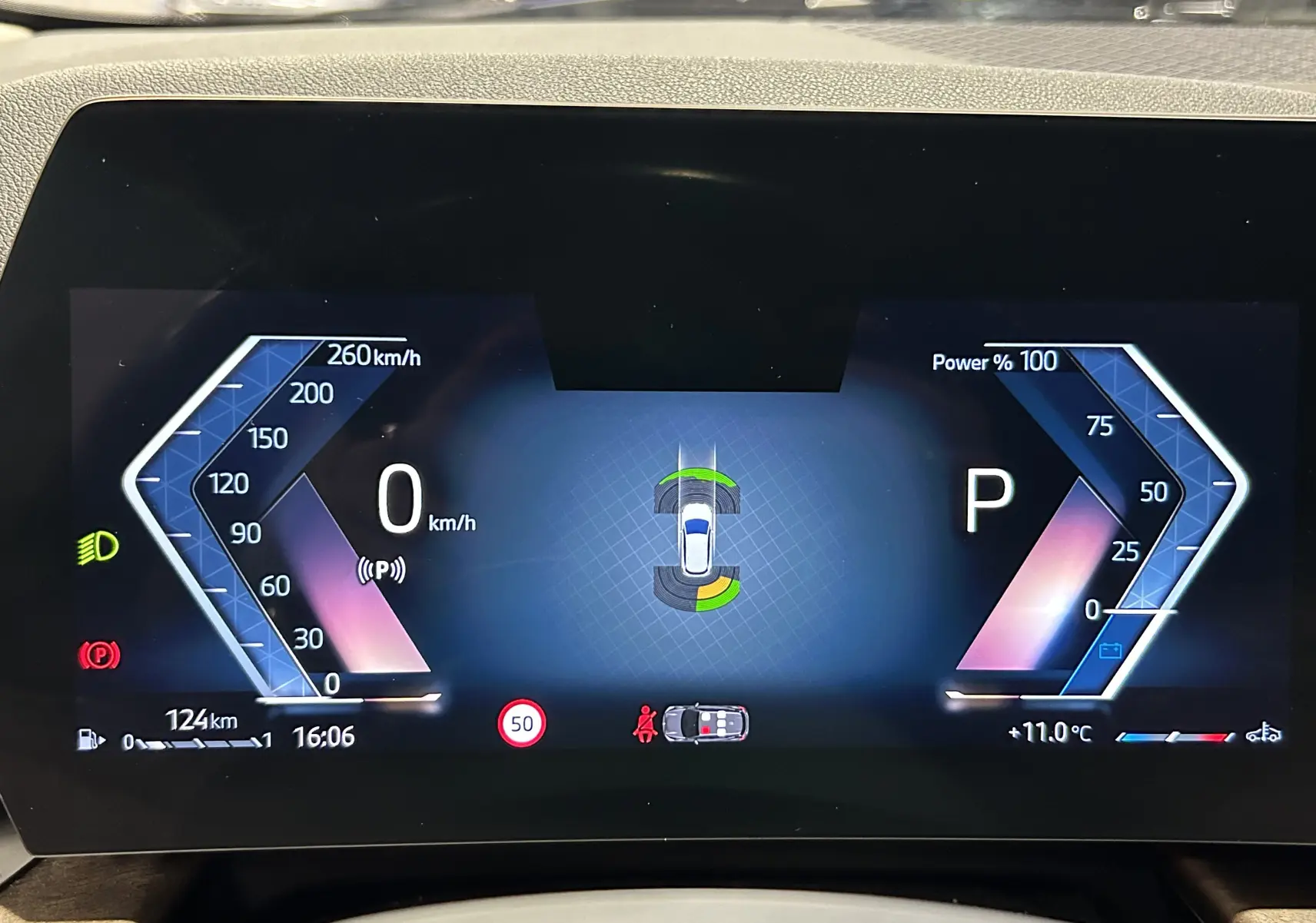 Affichage numérique du tableau de bord de la BMW Série 2 Active Tourer 218i, montrant vitesse à 0 km/h et indicateurs de stationnement.