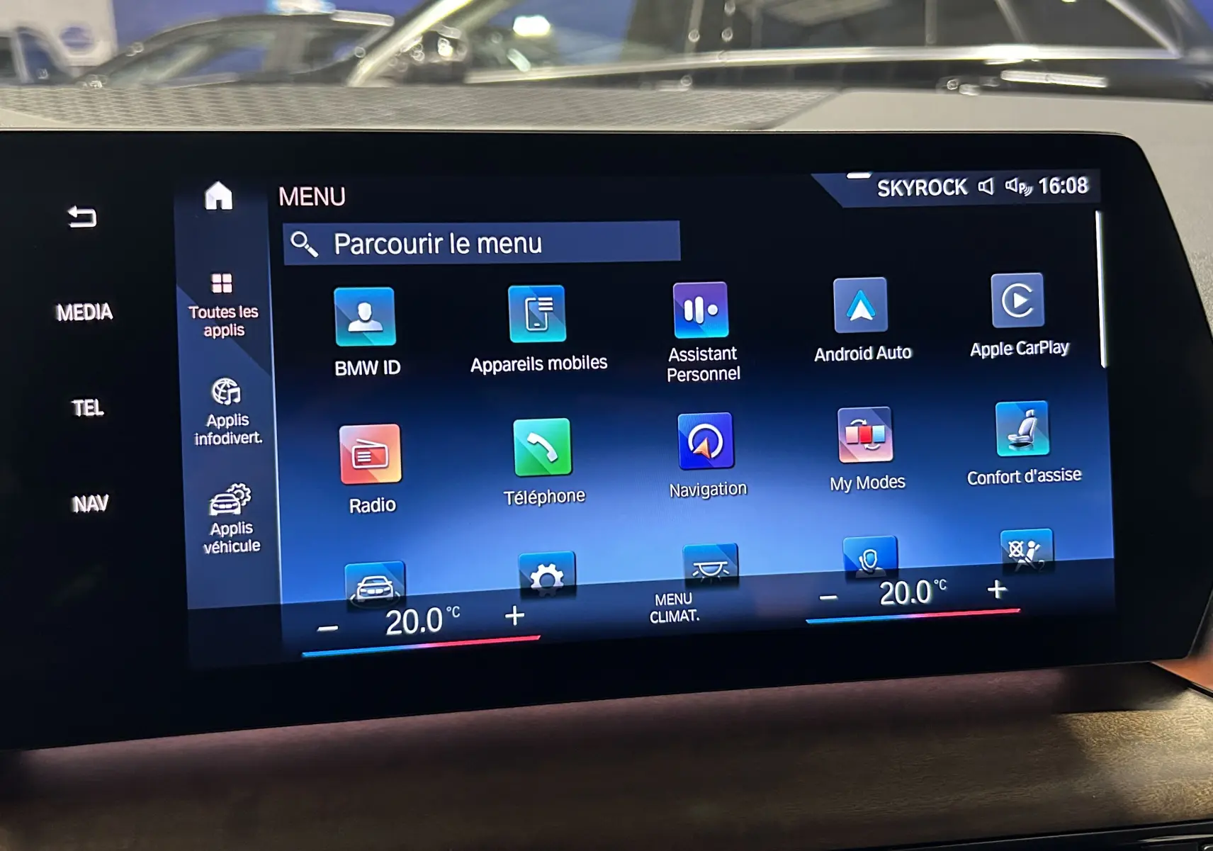 Écran tactile central de la BMW Série 2 Active Tourer affichant le menu principal avec options multimédia et navigation.