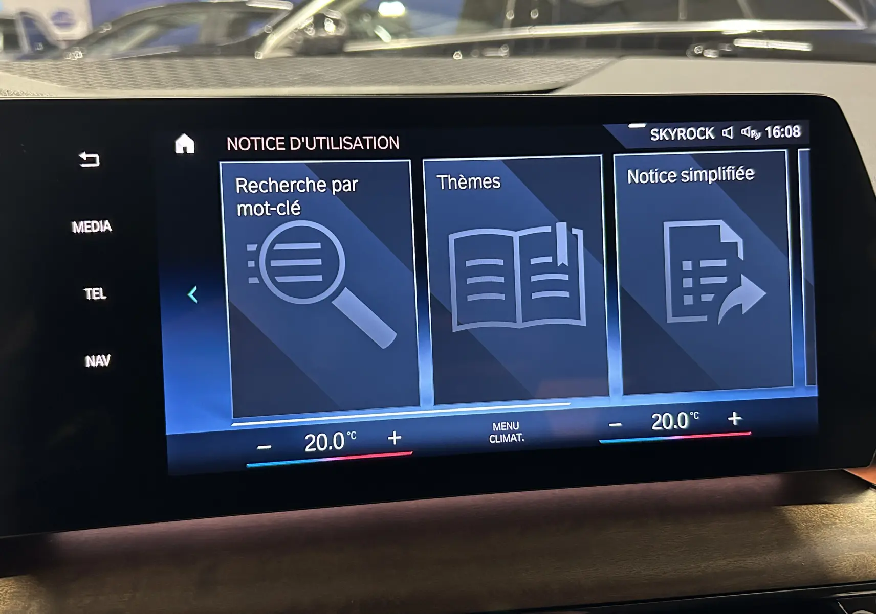 Écran central tactile de BMW Série 2 Active Tourer blanc, affichant le menu notice d’utilisation à 16h08.