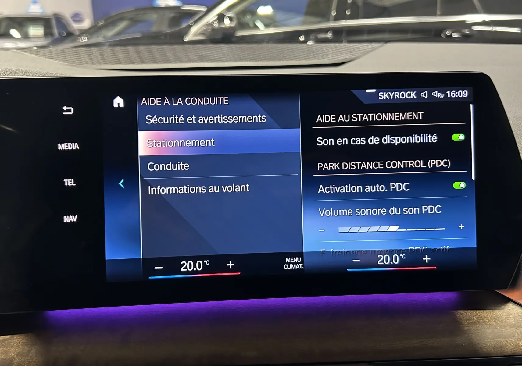 Écran central de la BMW Série 2 Active Tourer 218i 2022 montrant le menu d’aide au stationnement avec réglages activés.