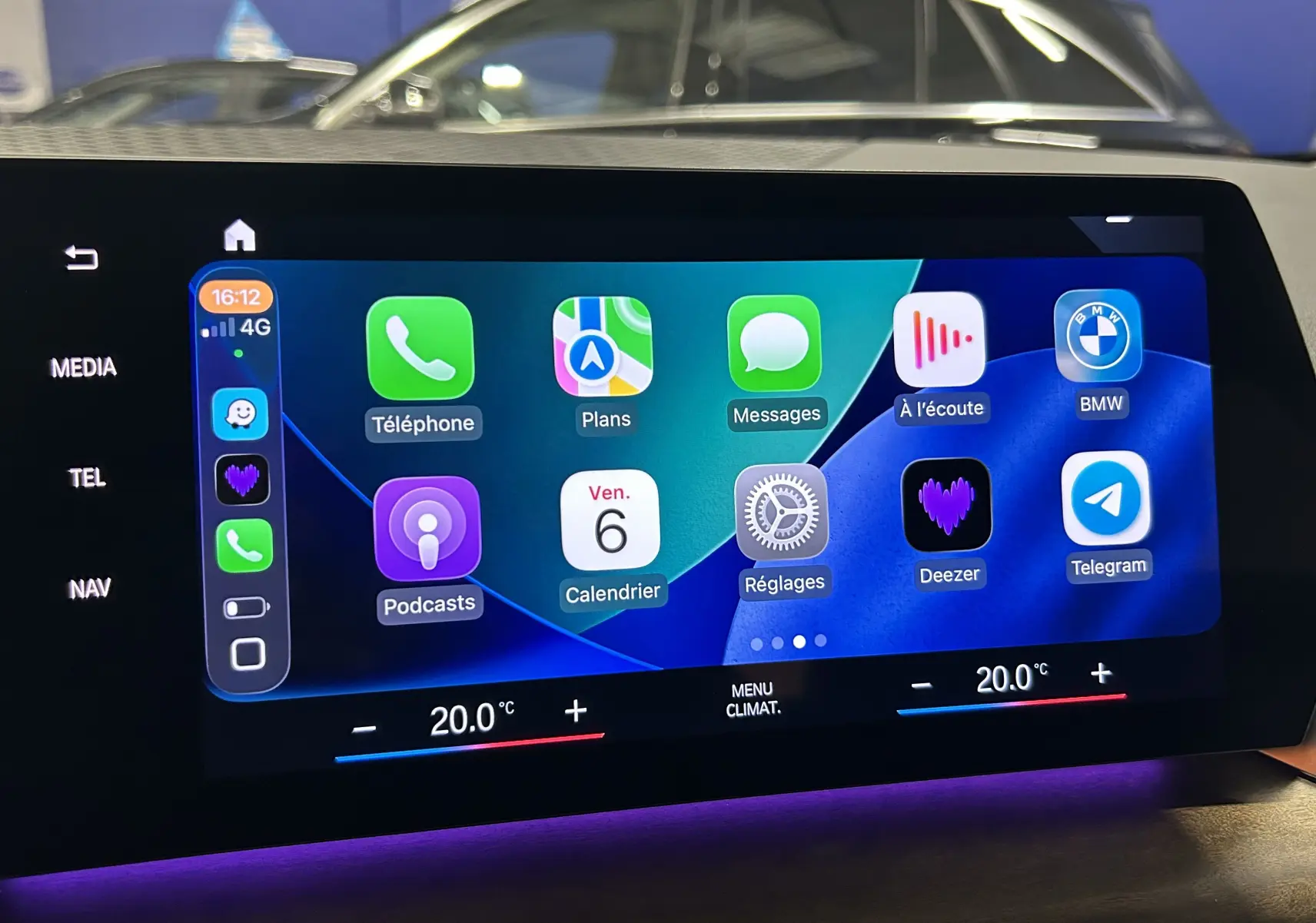 Écran tactile central affichant l'interface Apple CarPlay dans une BMW Série 2 Active Tourer, ambiance intérieure moderne.