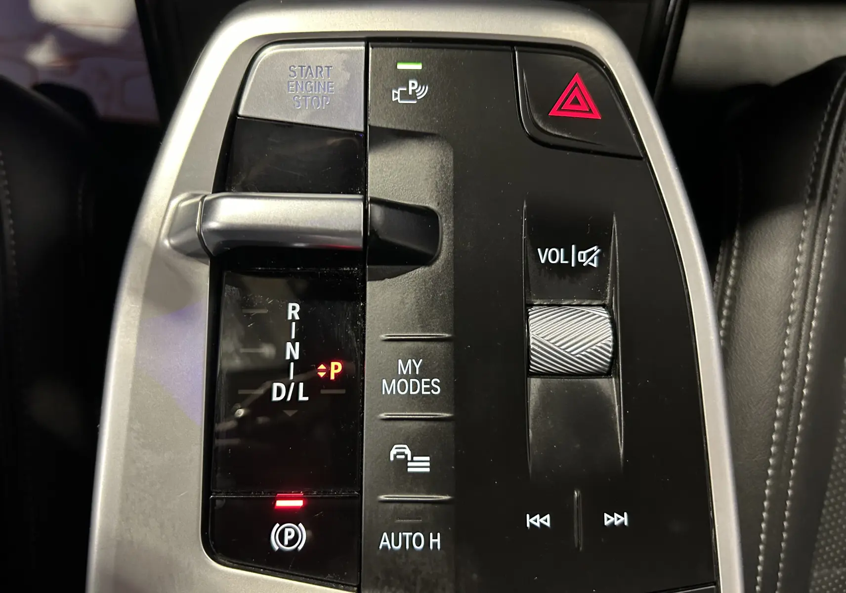 Gros plan sur la console centrale noire et argentée du BMW Série 2 Active Tourer 218i, avec levier de vitesses et commandes multimédia.