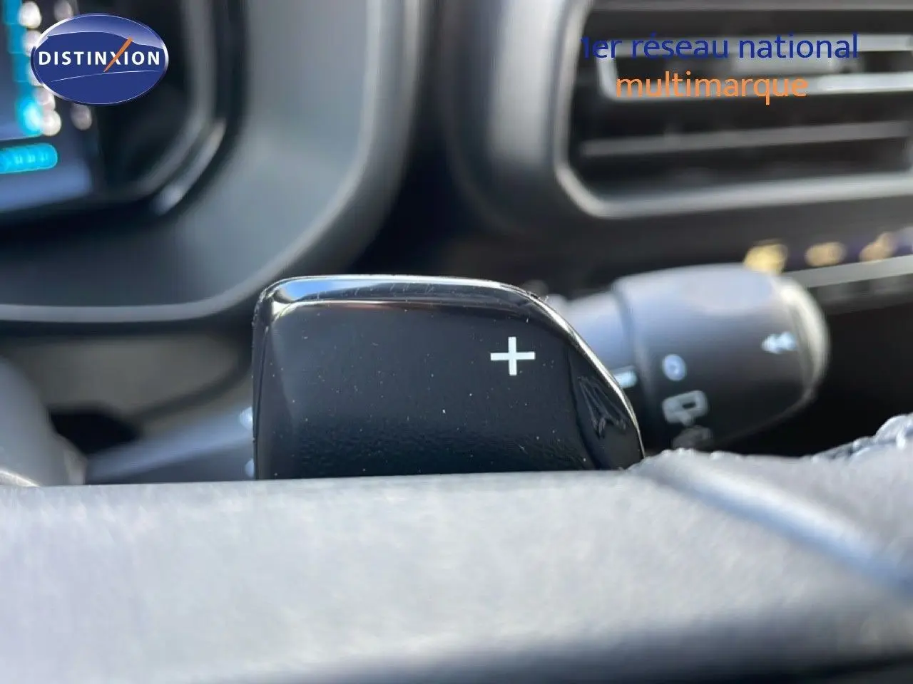 Gros plan sur la palette de changement de vitesse droite dans l'habitacle du Citroën Berlingo blanc glacier 2025.