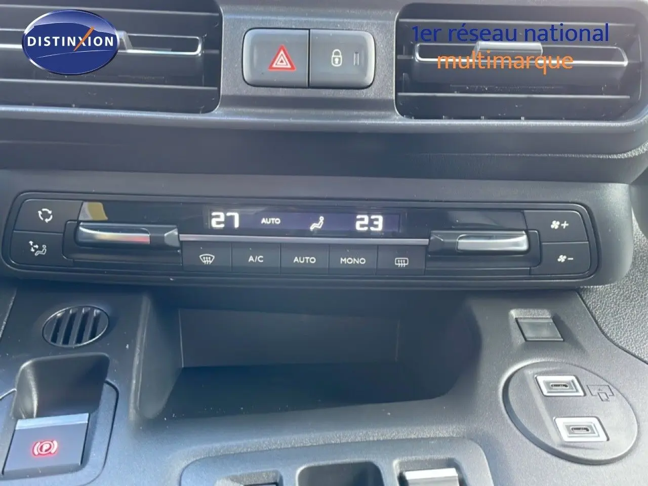 Vue rapprochée du tableau de bord noir du Citroën Berlingo Multispace 2025, montrant la climatisation digitale.