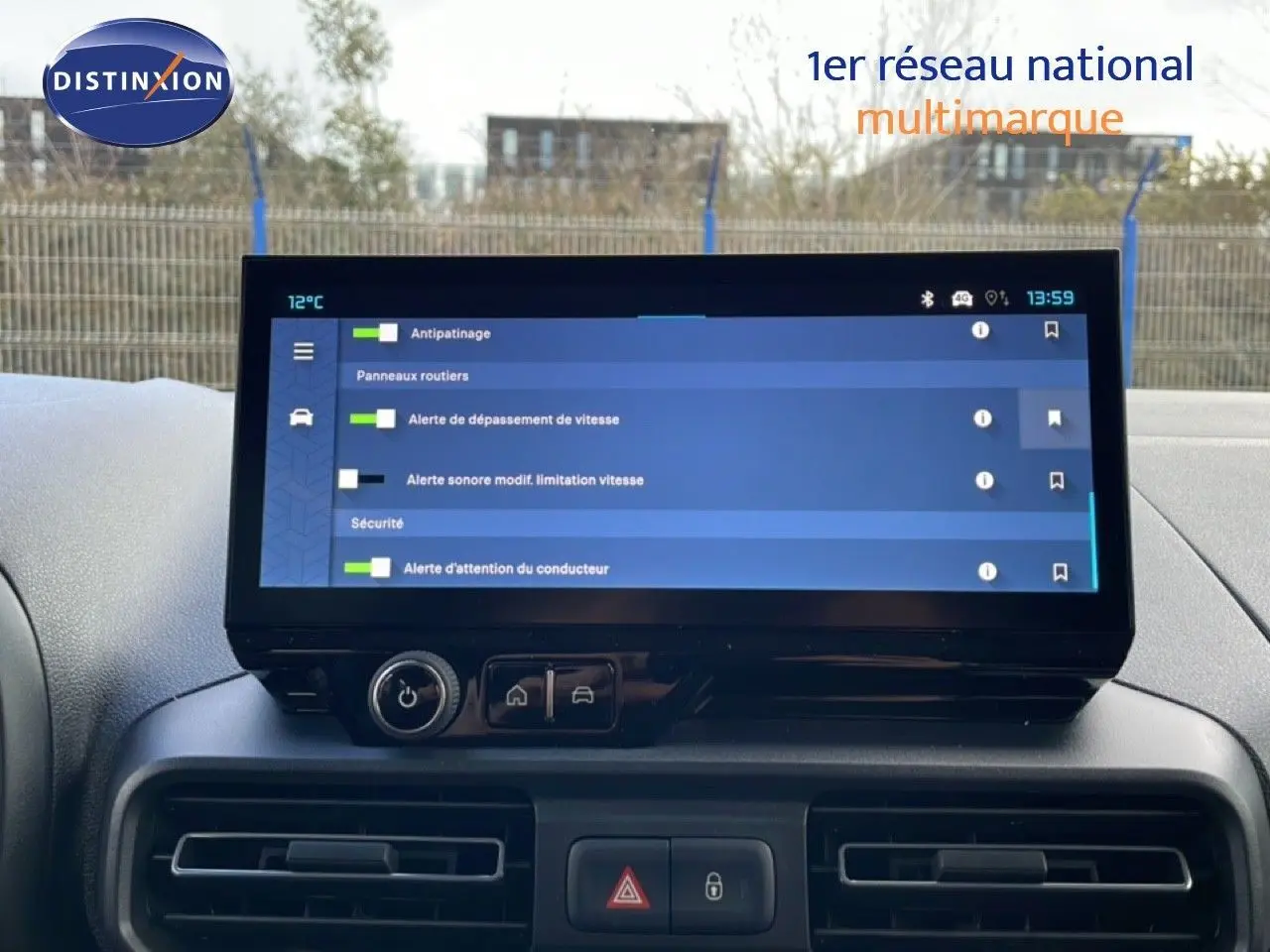 Écran tactile central affichant les réglages d'assistance à la conduite dans un Citroën Berlingo blanc glacier, vue intérieure frontale.