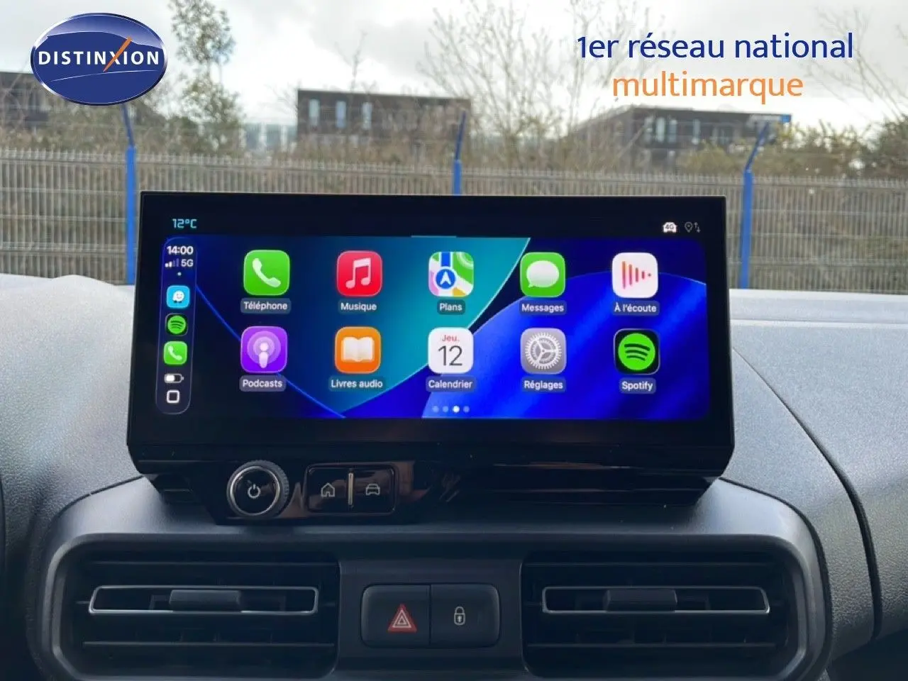 Vue intérieure centrée sur l'écran tactile du tableau de bord du Citroën Berlingo Multispace blanc glacier 2025.