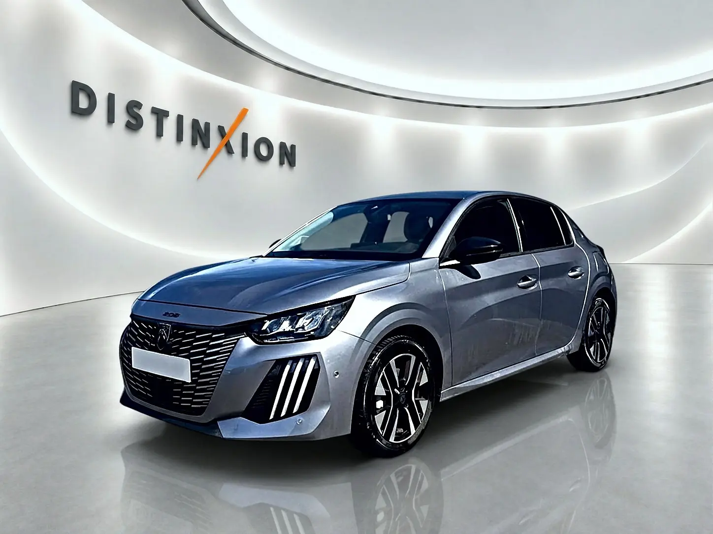 Peugeot 208 1.2 100 Allure gris Artense en 3/4 avant droit, avec phares LED et jantes alliage noires.