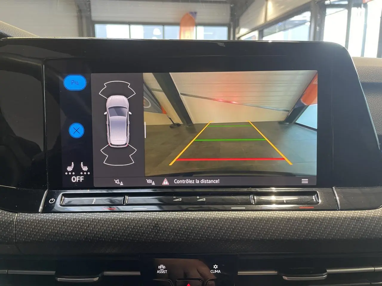 Écran central affichant la caméra de recul et l’aide au stationnement de la Volkswagen Golf 1.5 eTSI noire.