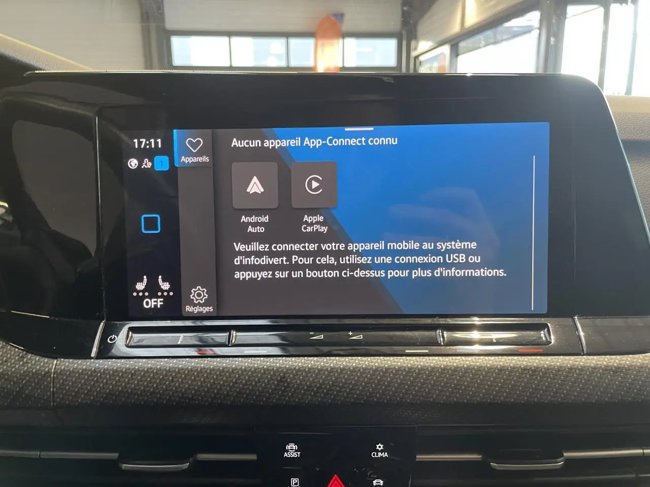 Écran tactile central de la Volkswagen Golf VIII R-Line noir, affichant le menu App-Connect, vue de face intérieure.