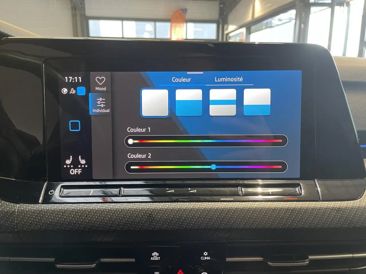 Écran tactile intérieur de la Volkswagen Golf 2024 affichant le réglage des couleurs d'ambiance.