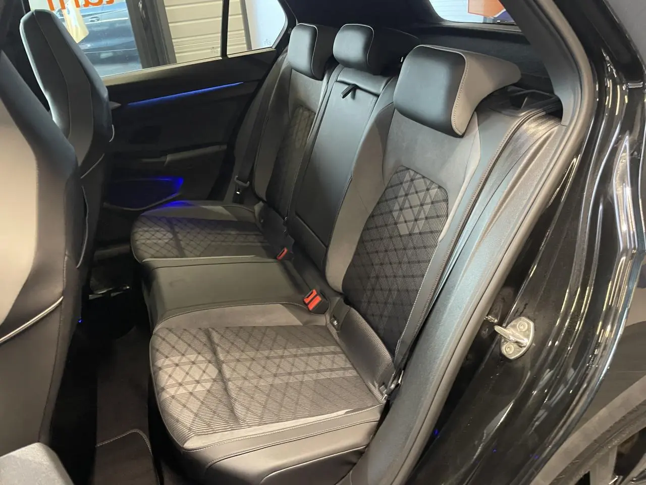 Vue intérieure côté droit des sièges arrière en tissu et cuir noir de la Volkswagen Golf VIII R-Line Black 2024.