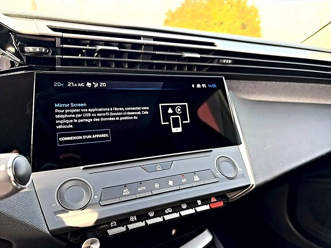 Vue rapprochée de la console centrale noire de la Peugeot 308 2025 avec écran tactile et commandes climatisation.