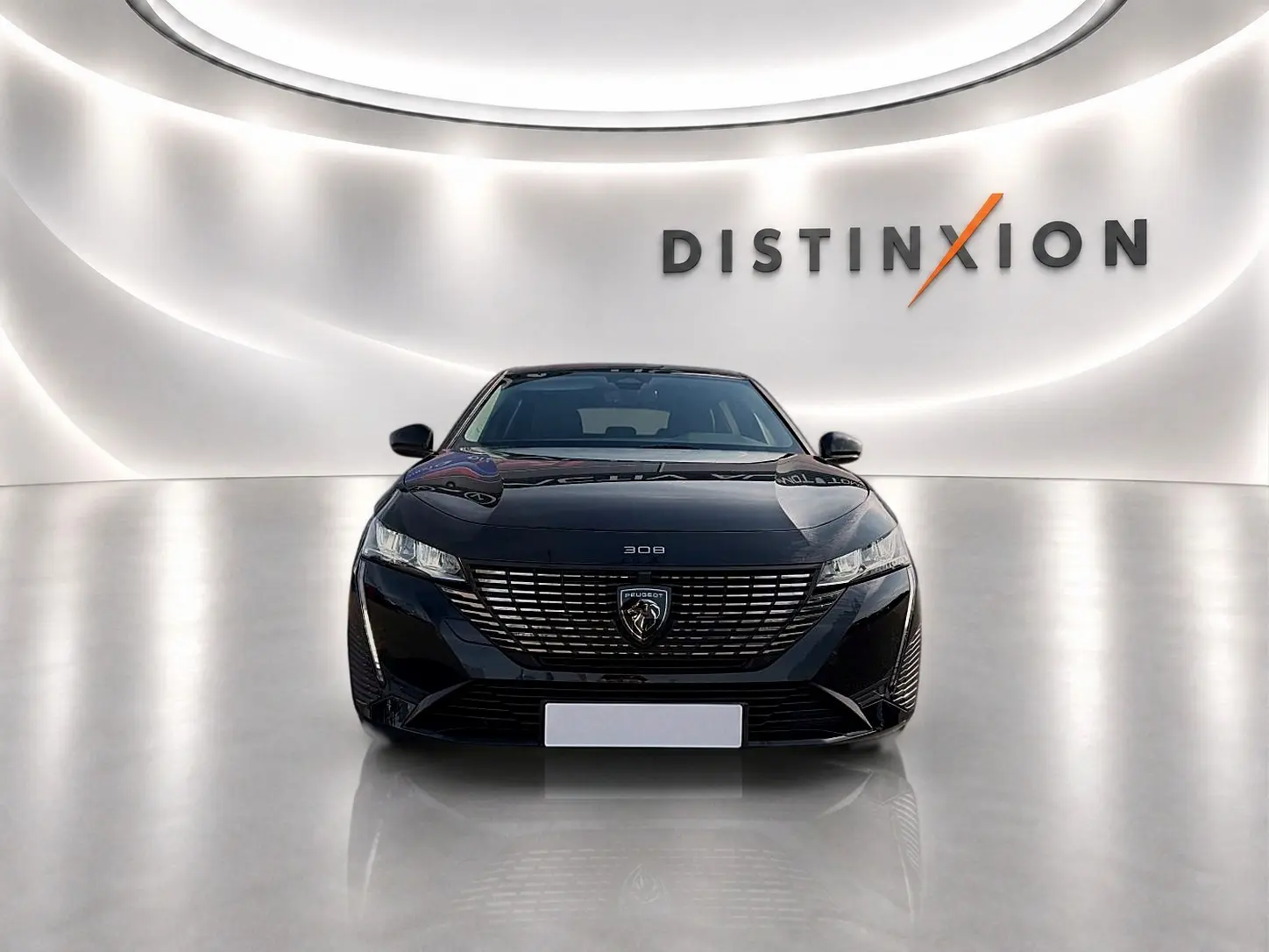 Vue frontale d'une Peugeot 308 noire 2025 avec calandre distinctive et éclairage LED, sur fond blanc lumineux.