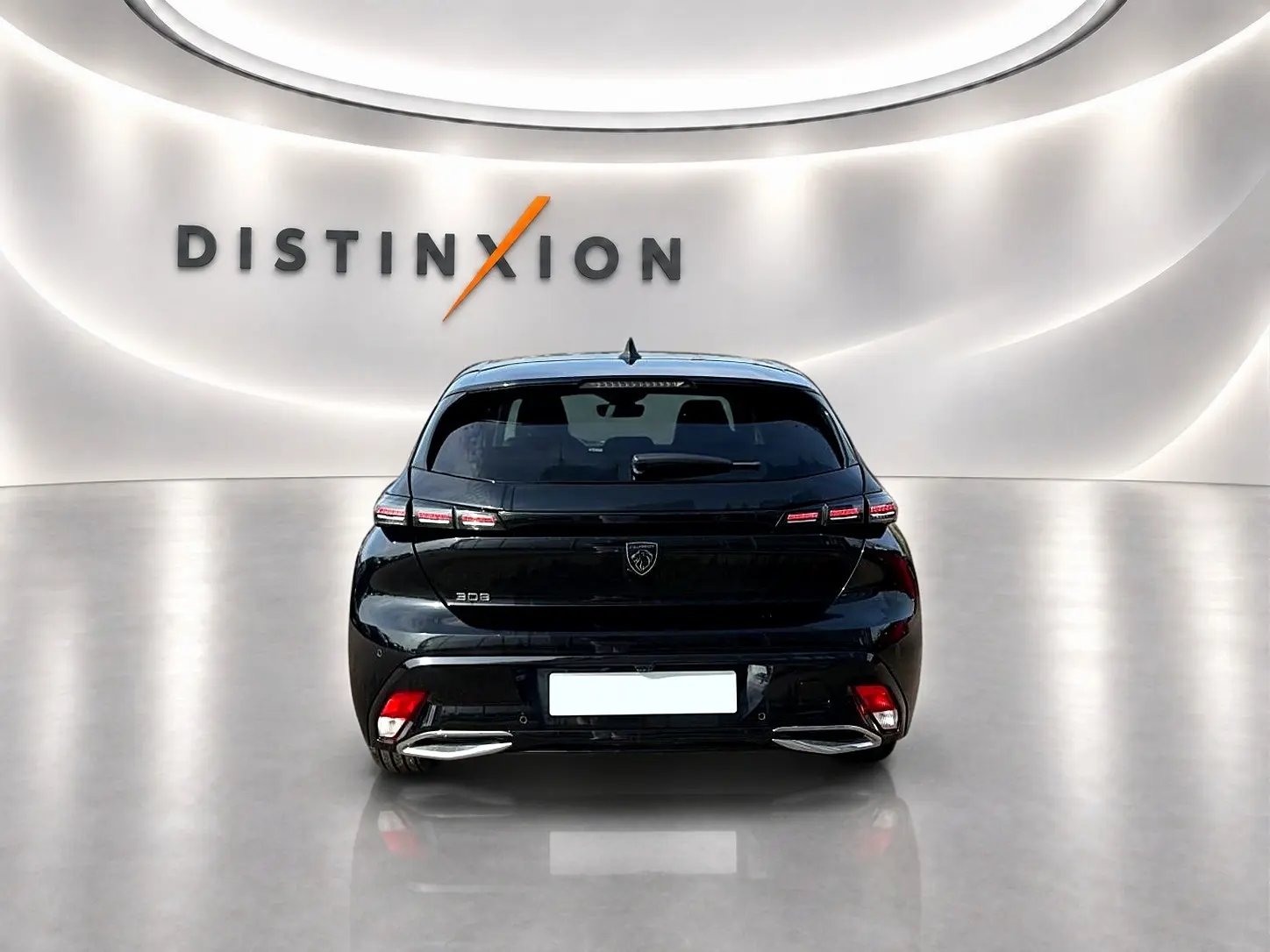 Vue arrière d'une Peugeot 308 noire 2025 avec feux LED et double sortie d'échappement chromée dans un showroom.