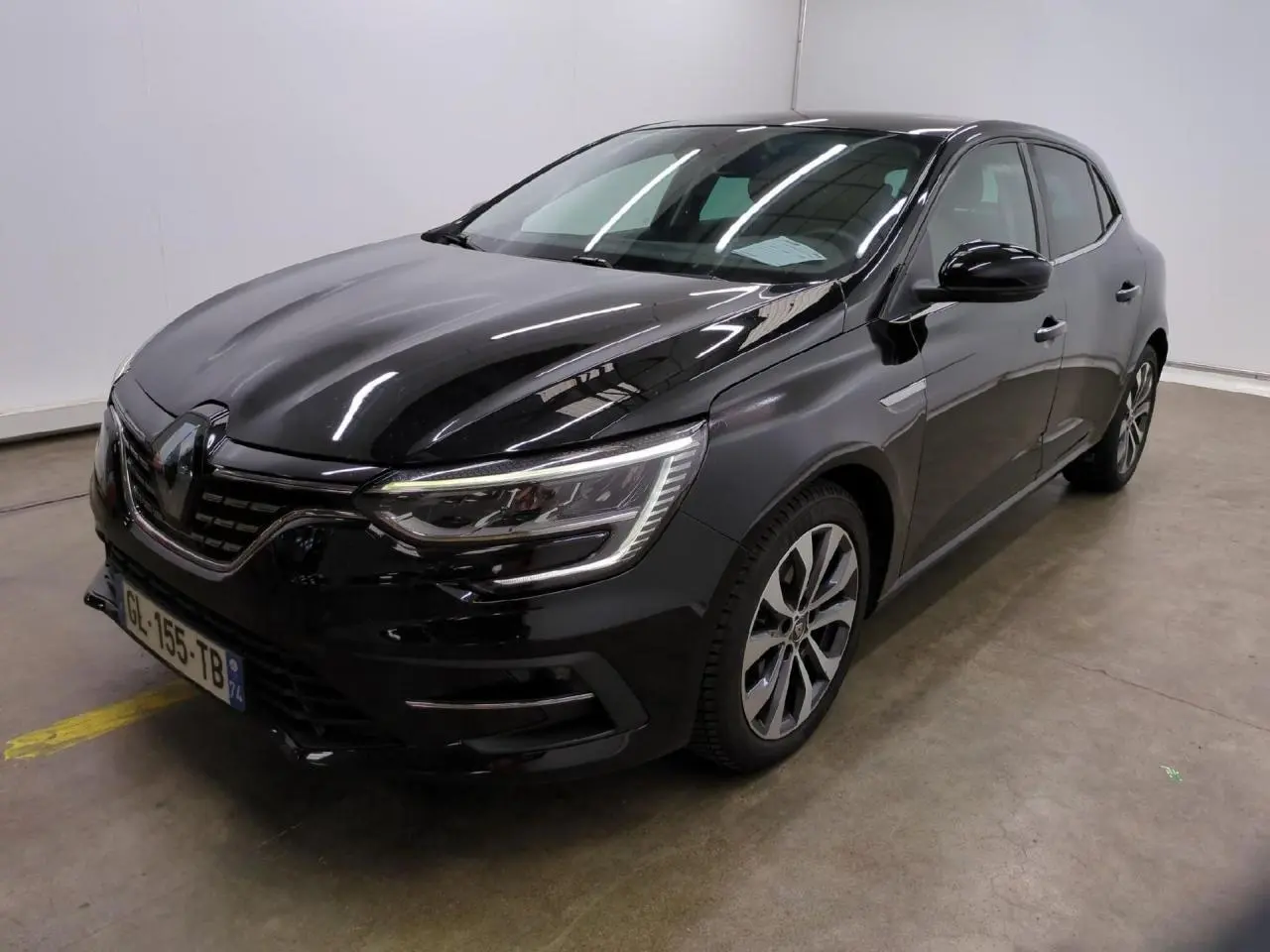 Renault Mégane Intens 2023 noir métal vue 3/4 avant droit avec jantes alliage 17 pouces Allium.