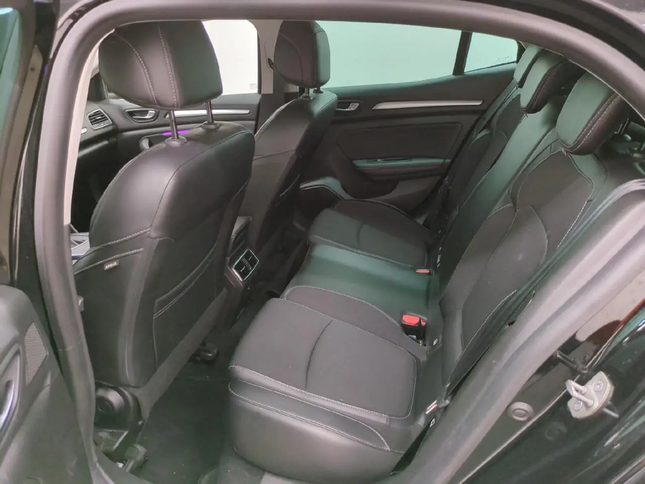 Vue intérieure côté gauche sur la banquette arrière noire en similicuir et tissu de la Renault Mégane 2023 noir métal.