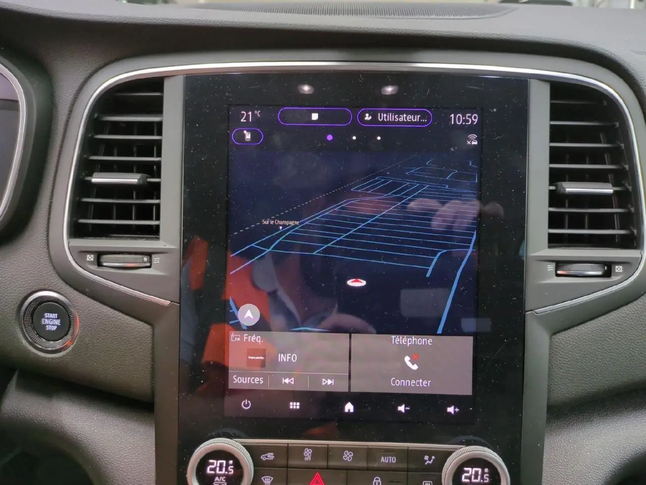 Vue rapprochée de la console centrale avec écran tactile 9,3 pouces affichant la navigation dans une Renault Mégane noire.