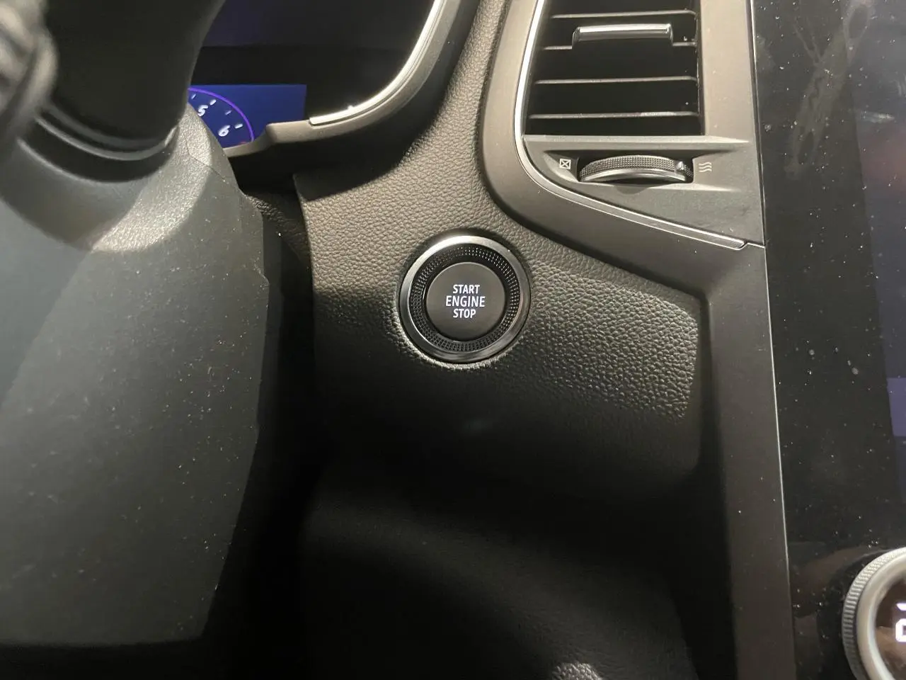 Gros plan sur le bouton Start Engine Stop noir dans l’habitacle de la Renault Mégane Intens 2023.