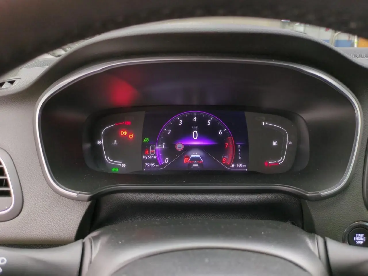 Vue rapprochée du tableau de bord numérique de la Renault Mégane 2023, affichage couleur avec compte-tours violet.