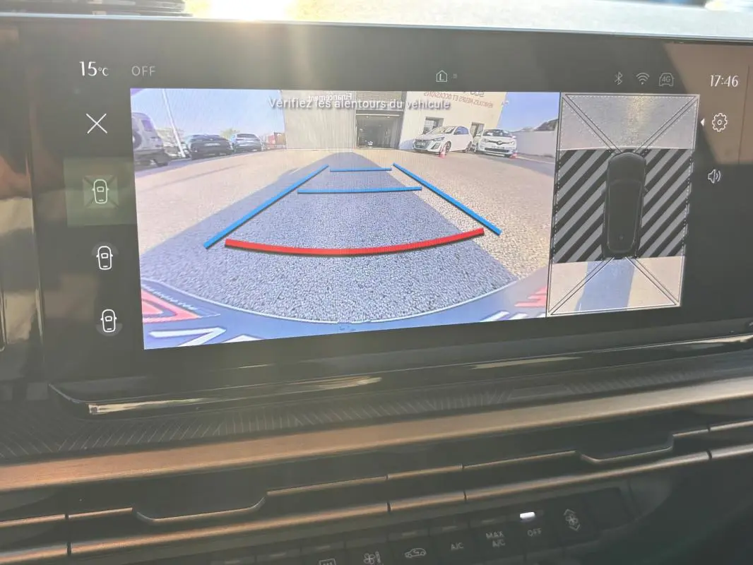 Écran intérieur de la Lancia Ypsilon 2025 montrant la caméra de recul avec guidage dynamique en vue arrière.