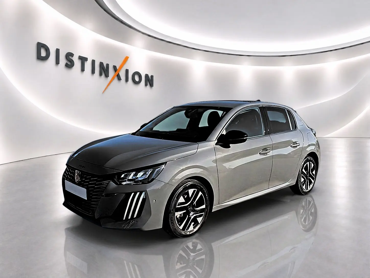 Peugeot 208 gris selenium vue 3/4 avant droit en intérieur avec jantes alu et signature lumineuse LED verticale.