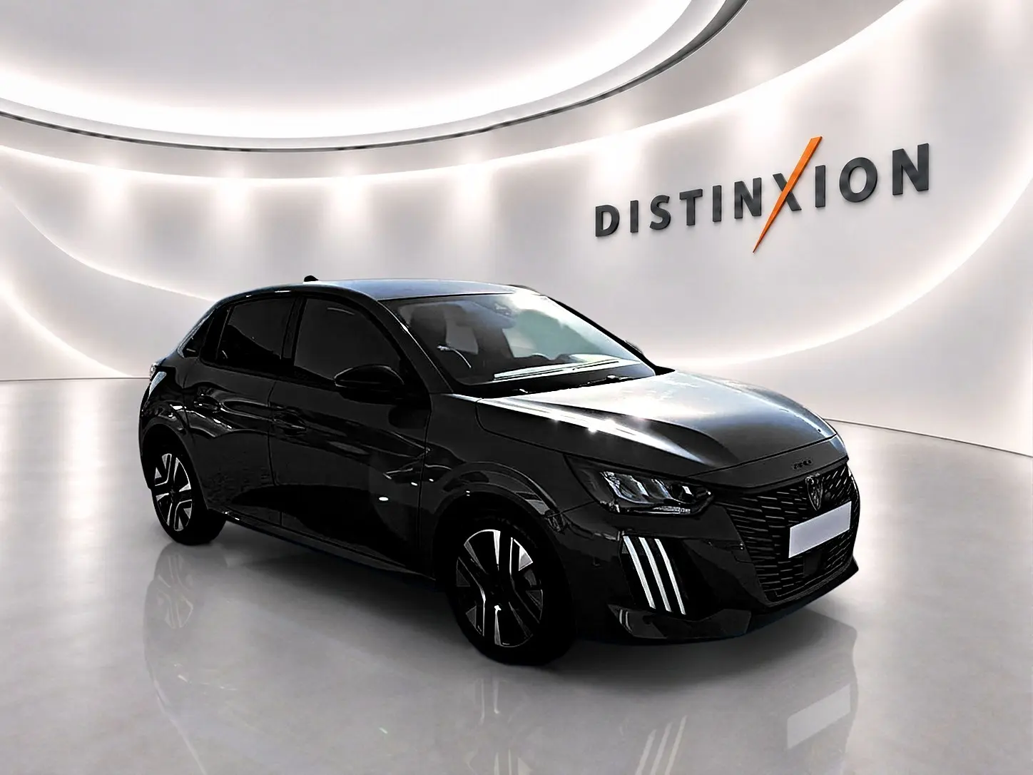 Peugeot 208 gris selenium vue 3/4 avant droit dans un showroom lumineux avec éclairage mural design.