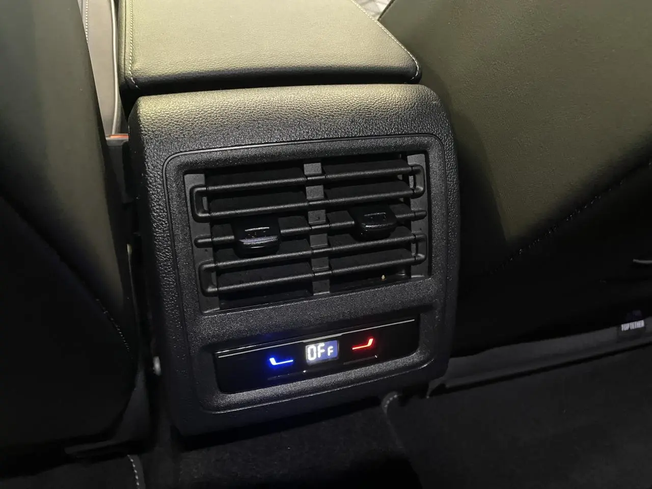 Gros plan sur la sortie d’air arrière noire avec commande de chauffage et ventilation dans une Volkswagen Golf VIII R-Line Black.