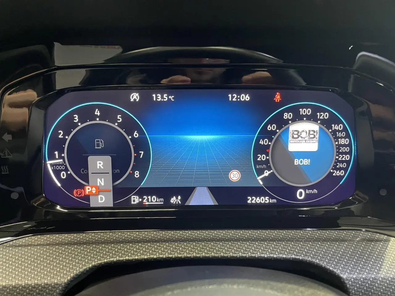 Combiné d'instruments digital de la Volkswagen Golf VIII R-Line Black, affichage vitesse et température, vue de face.