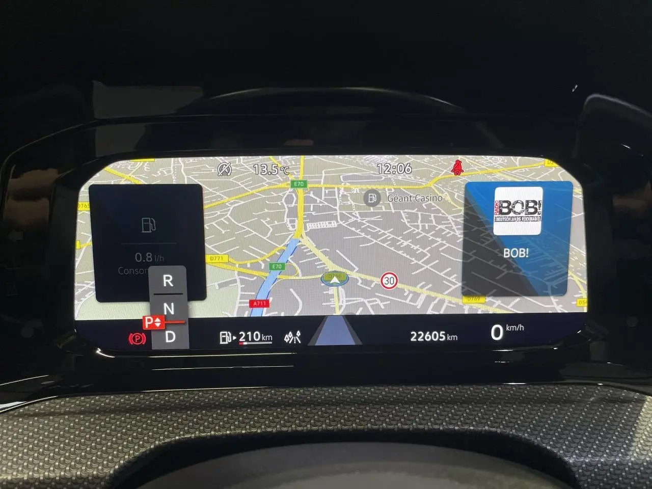 Affichage numérique du tableau de bord de la Volkswagen Golf VIII R-Line Black, montrant la navigation et les informations de conduite.