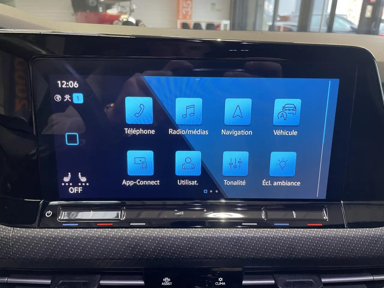 Écran tactile central du tableau de bord de la Volkswagen Golf VIII R-Line Black 2024, affichant le menu multimédia.