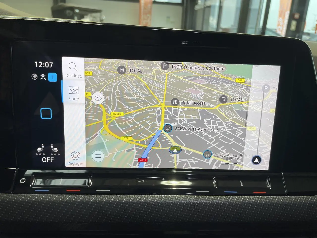 Écran tactile du système de navigation de la Volkswagen Golf 1.5 eTSI 2024, affichant une carte détaillée.