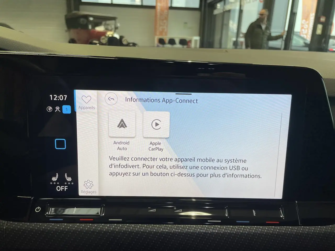 Écran tactile intérieur de la Volkswagen Golf 2024 affichant l'interface App-Connect, vue frontale.