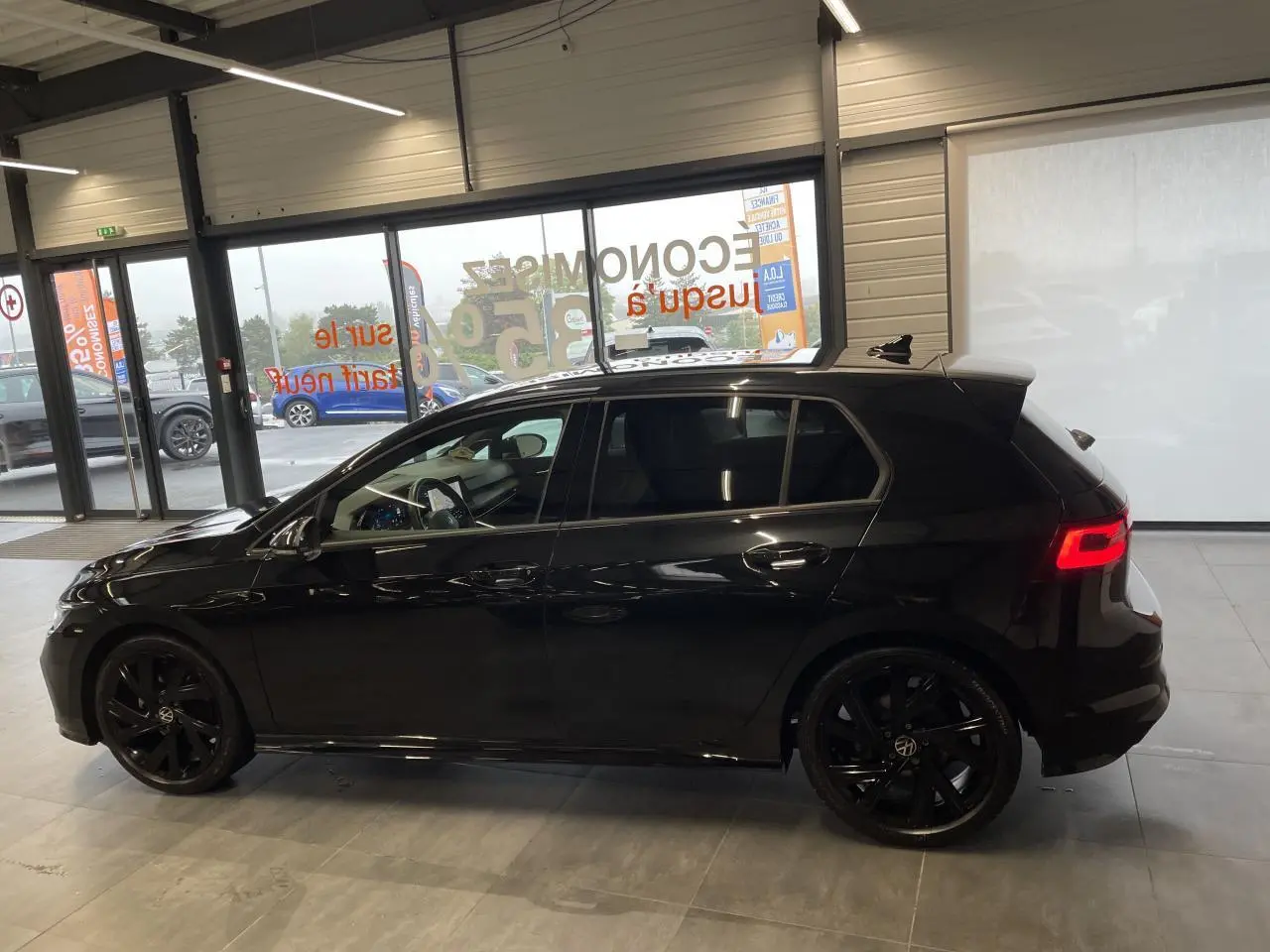 Volkswagen Golf VIII R-Line Black noir métal vue de profil côté gauche avec jantes noires 18 pouces Bergamo.