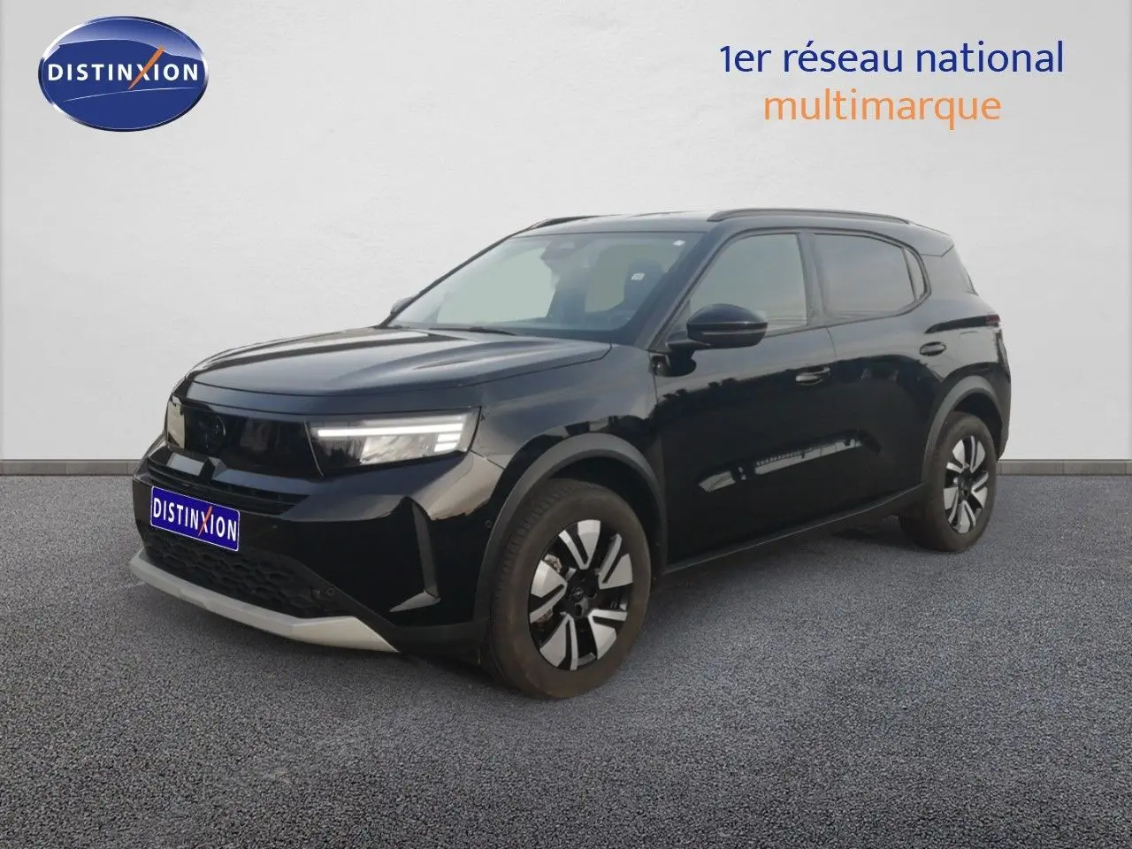 Opel Frontera noir Karbon en 3/4 avant droit, SUV compact avec jantes bicolores et calandre moderne.