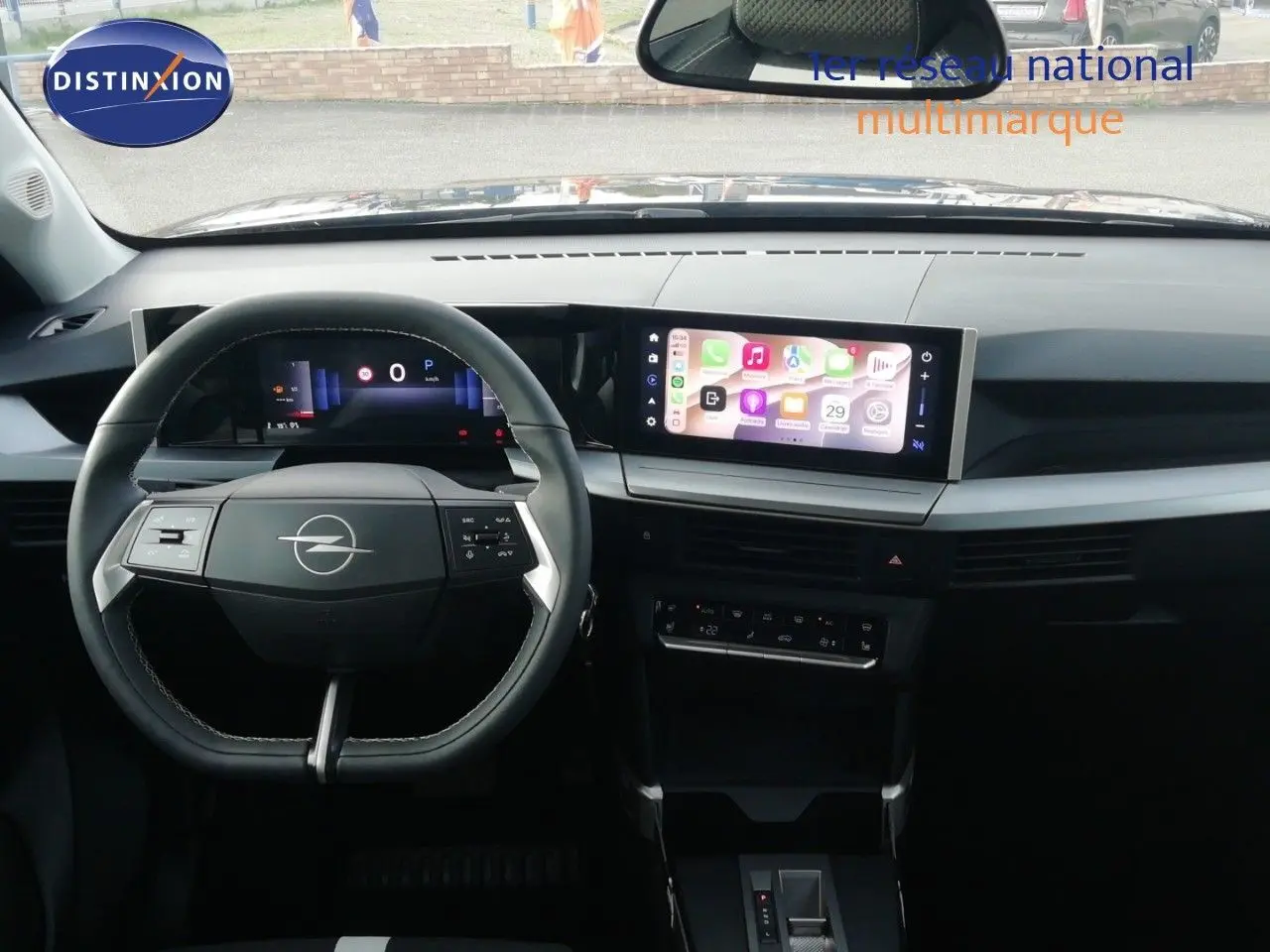 Vue intérieure frontale du tableau de bord noir Karbon de l'Opel Frontera 2025 avec écran tactile et volant multifonction.