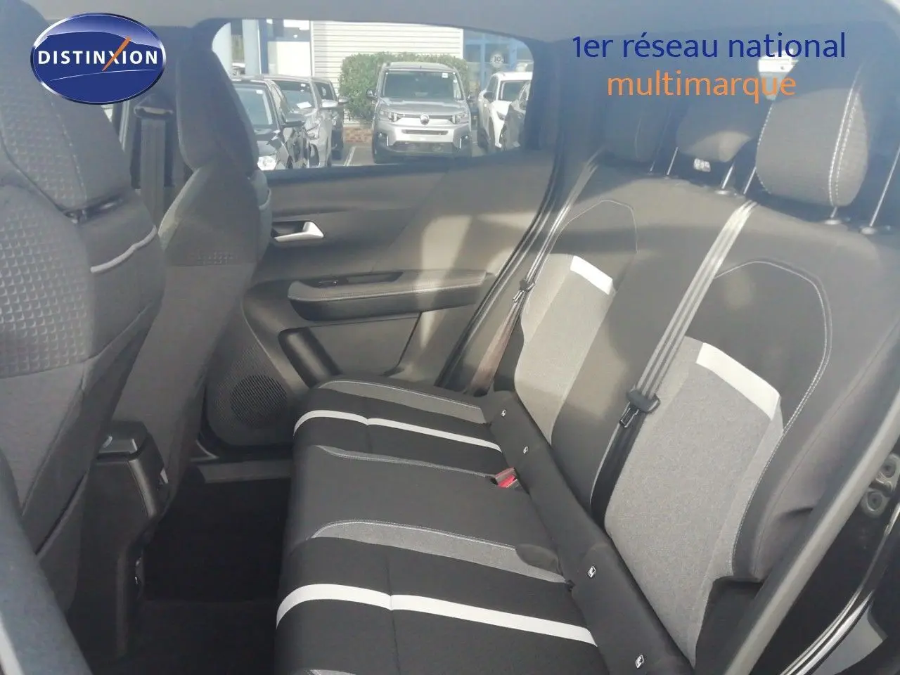 Vue intérieure montrant la banquette arrière en tissu gris et noir du côté droit de l’Opel Frontera noir Karbon.