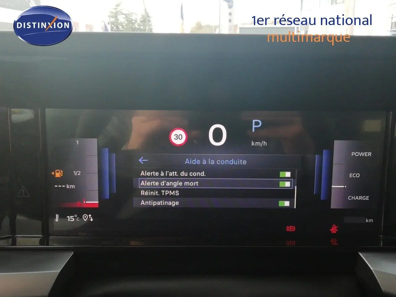 Tableau de bord numérique de l'Opel Frontera 2025 affichant les aides à la conduite et la vitesse à l'arrêt.