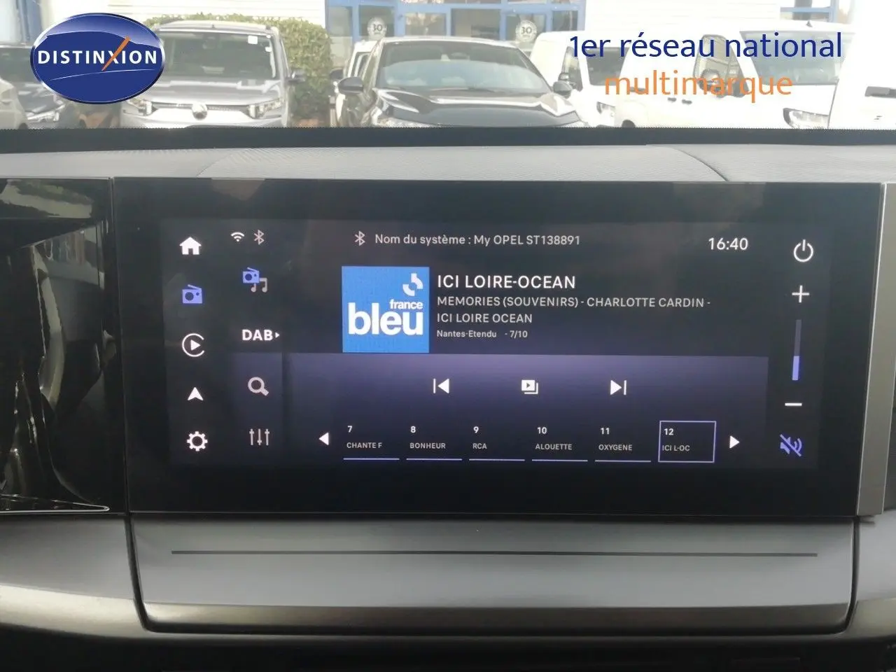 Écran tactile central de l’Opel Frontera 2025 affichant la radio numérique avec interface moderne et design épuré.