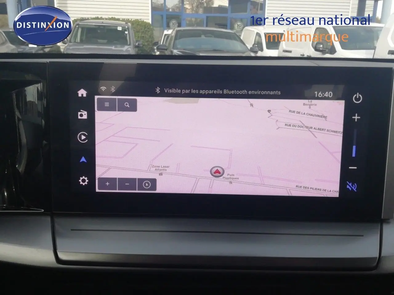 Écran tactile central affichant la navigation GPS dans l'habitacle d'une Opel Frontera noir Karbon, vue de face.