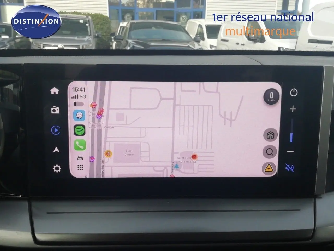Écran tactile central affichant la navigation GPS dans l’habitacle de l’Opel Frontera noir Karbon 2025.