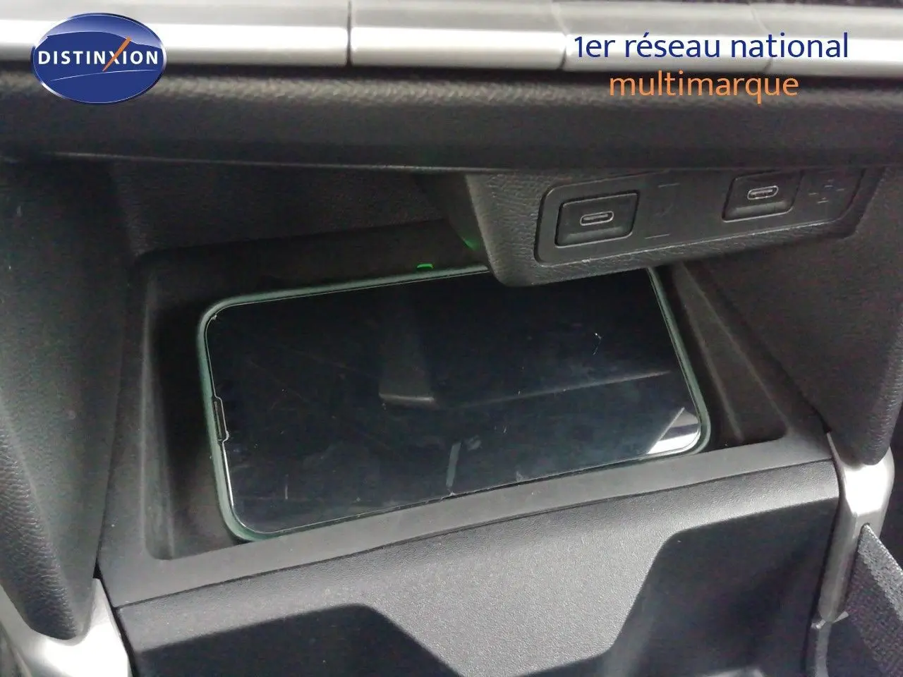 Vue rapprochée de la console centrale de l’Opel Frontera 2025, montrant un smartphone posé sous deux ports USB-C.