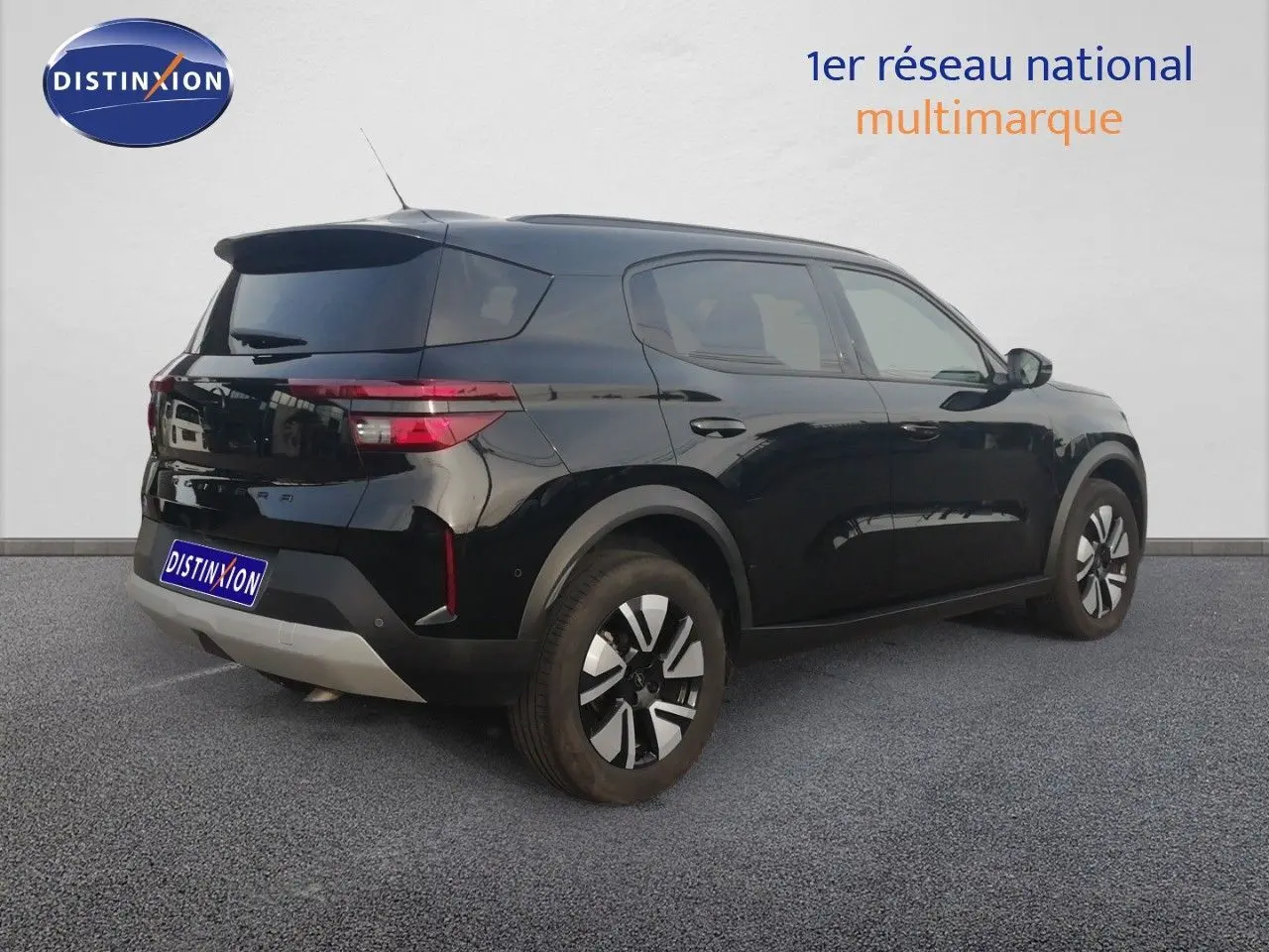 Opel Frontera noir Karbon en vue 3/4 arrière droit, avec jantes bi-ton et feux arrière LED distinctifs.