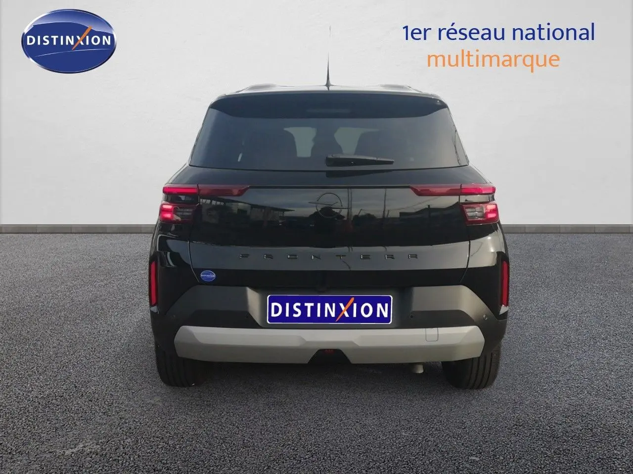 Vue arrière d'un Opel Frontera noir Karbon 2025 avec feux LED et logo distinctif sur fond neutre.