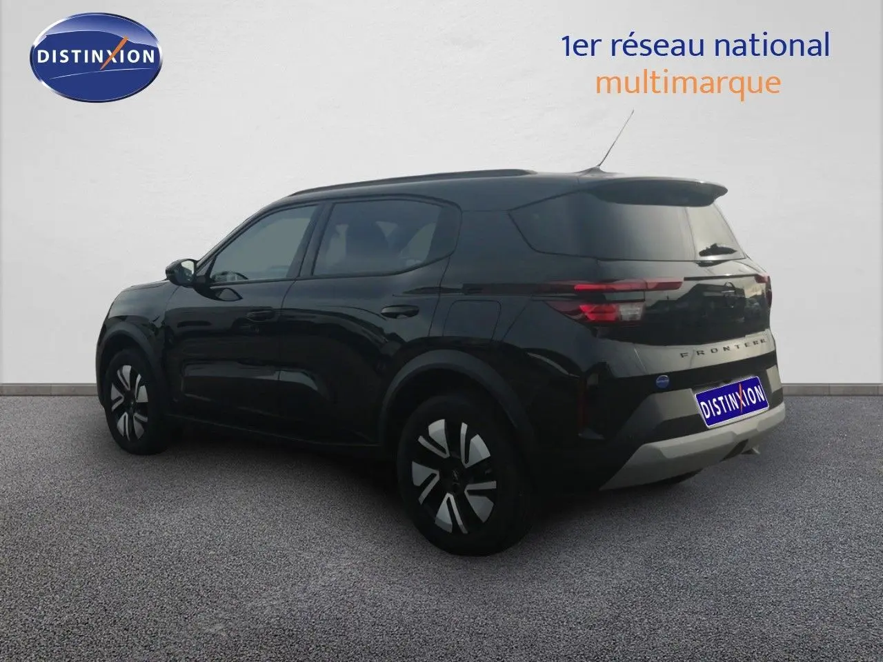 Opel Frontera 2025 noir Karbon en 3/4 arrière droit, SUV hybride avec jantes bi-ton et feux arrière LED.