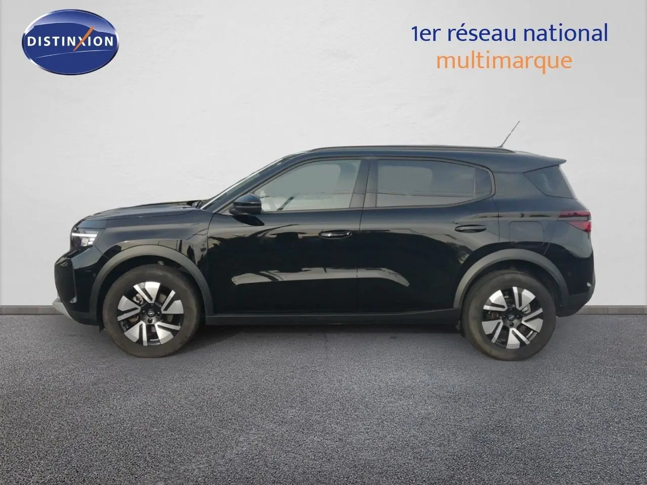 Profil latéral droit de l’Opel Frontera 2025 noir Karbon avec jantes bi-ton et lignes modernes épurées.