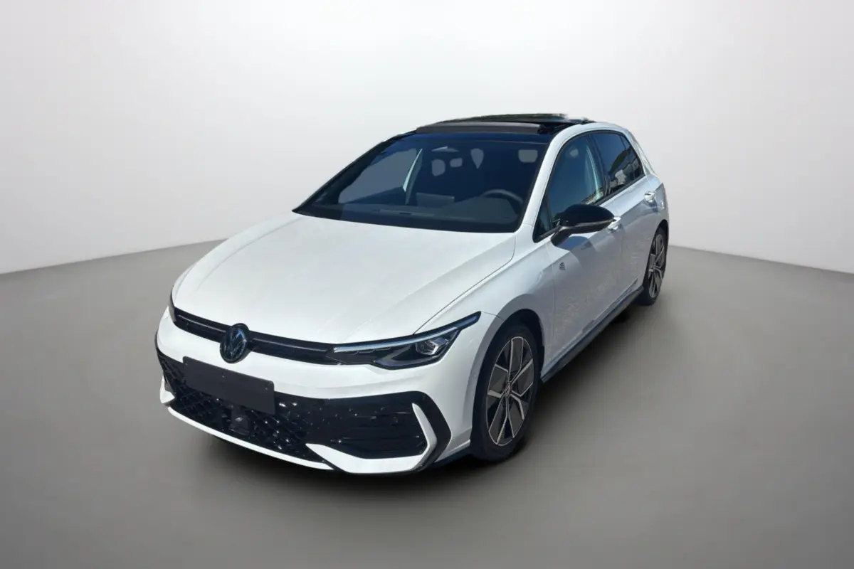 Volkswagen Golf E-TSI 150 R-Line blanc oryx vue 3/4 avant avec toit ouvrant panoramique noir.