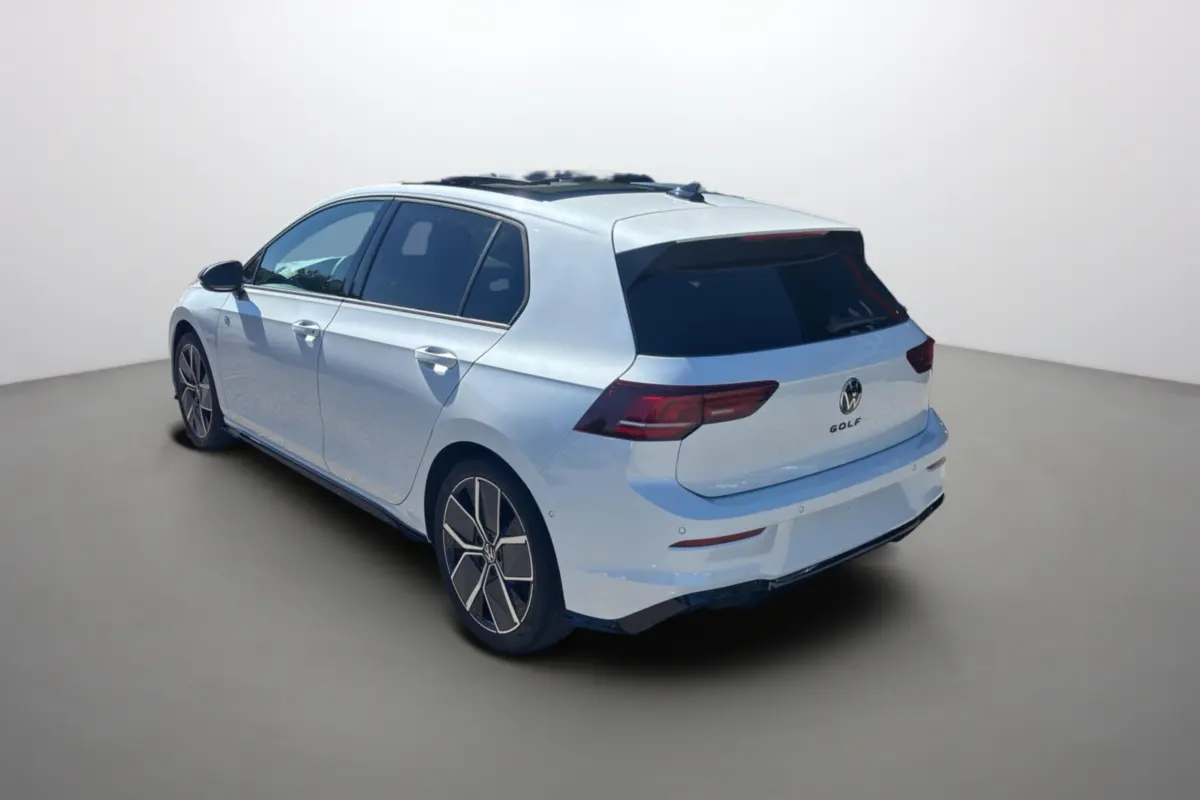 Volkswagen Golf E-TSI 150 R-Line blanc oryx vue 3/4 arrière droit avec toit ouvrant panoramique et vitres surteintées.